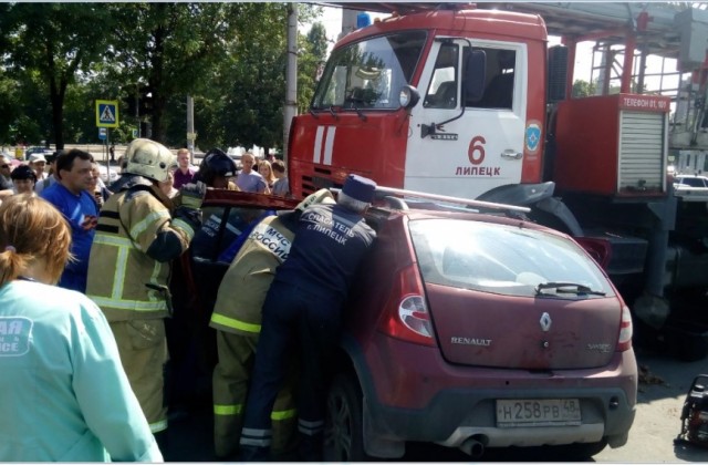 Водитель «Рено» погиб при столкновении с пожарной машиной в Липецке