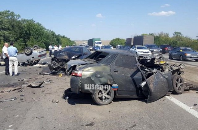Один человек погиб и двое пострадали в массовом ДТП на трассе М-4 «Дон» в Красносулинском районе