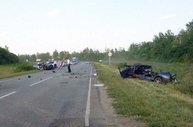 В Липецкой области в ДТП с участием полицейского погибли три человека