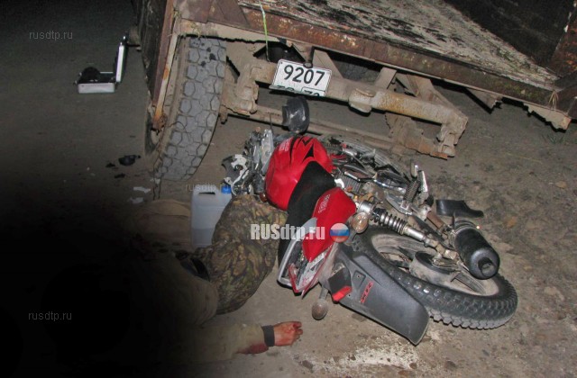 В Тюменской области погиб врезавшийся в телегу мотоциклист без прав