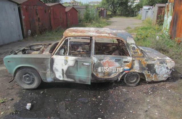 В Омске пьяные молодые люди угнали и сожгли автомобиль