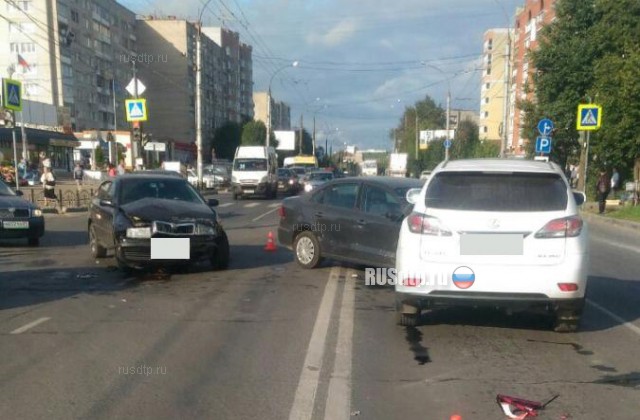 В Иванове женщина проехала на красный и столкнулась с двумя автомобилями