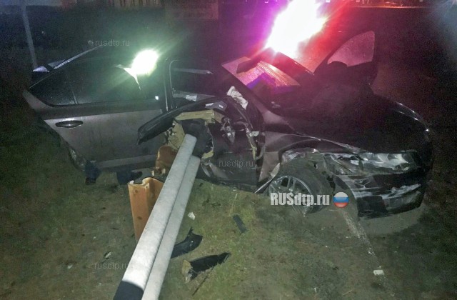 Под Челябинском автомобиль проткнуло дорожным ограждением