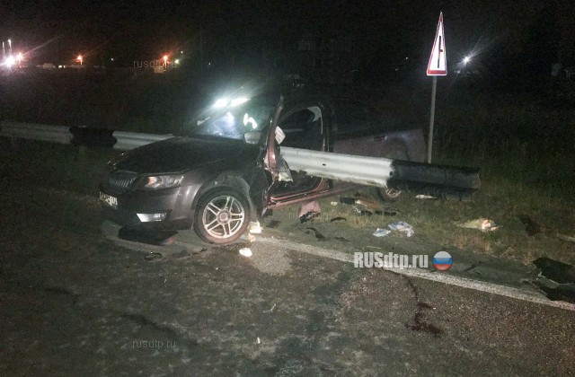 Под Челябинском автомобиль проткнуло дорожным ограждением