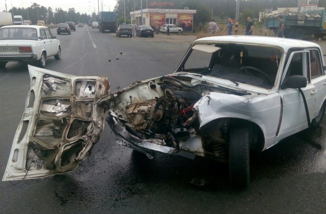 Грузовой автомобиль снес две машины на Обводном шоссе Тольятти