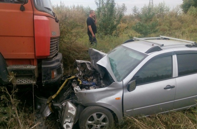 Грузовой автомобиль снес две машины на Обводном шоссе Тольятти