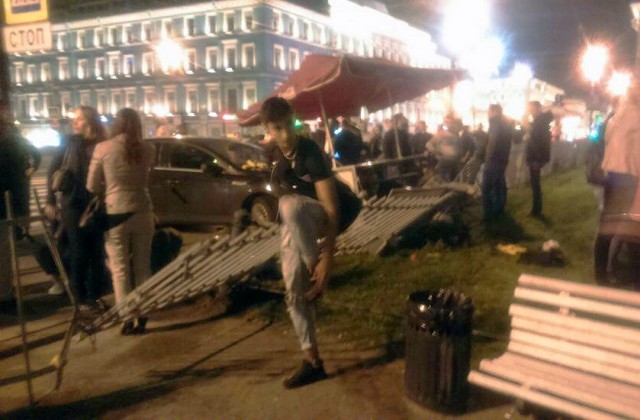 Автомобиль сбил четырёх человек на Невском проспекте в Петербурге
