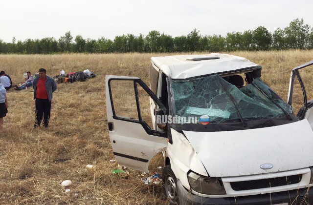 В Оренбургской области перевернулся микроавтобус с уснувшим водителем. Пострадали 6 человек