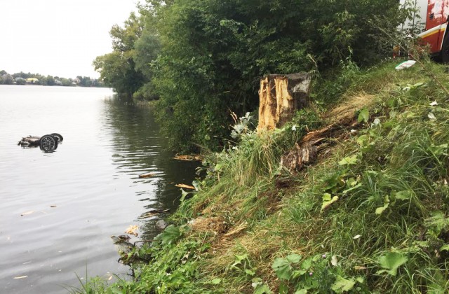 В Казани пассажир BMW утонул в озере после ДТП с мотоциклом
