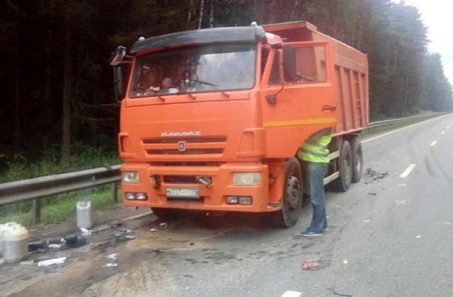 В Калужской области микроавтобус столкнулся с грузовиком. Трое погибли