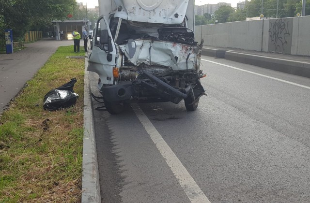 Водитель фургона погиб в ДТП на Волгоградском проспекте
