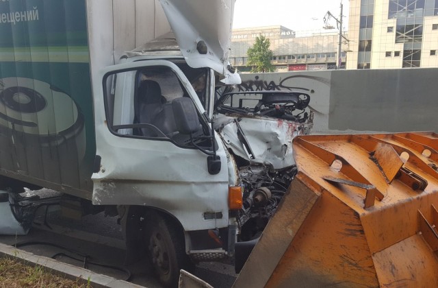 Водитель фургона погиб в ДТП на Волгоградском проспекте
