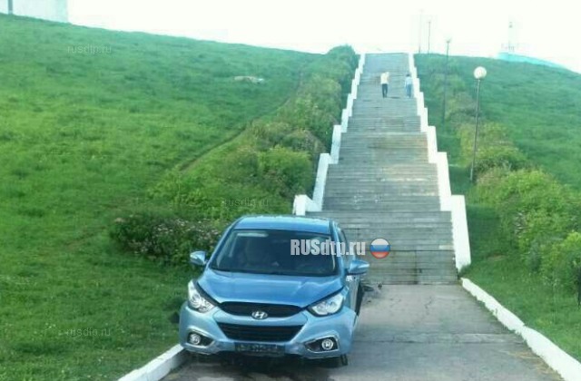В Чебоксарах автомобилист проехался по лестнице для пешеходов