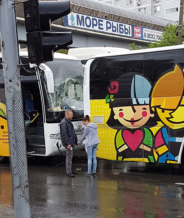 Шесть автобусов с детьми столкнулись в Ростове-на-Дону