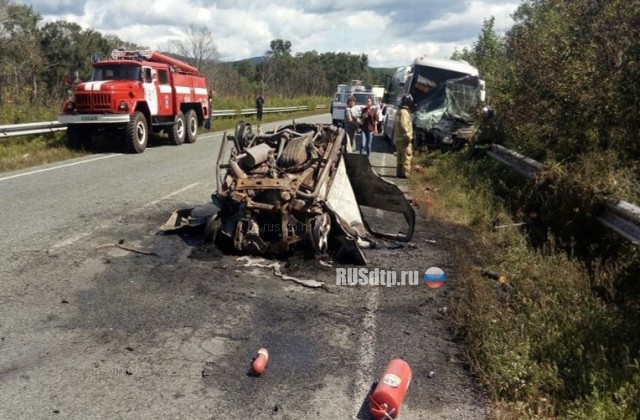 В Приморье в ДТП с участием автобуса и легкового автомобиля погибли три человека