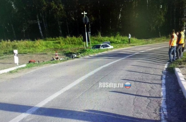 Водитель и пассажирка «Мазды» погибли, врезавшись в семафор под Новосибирском
