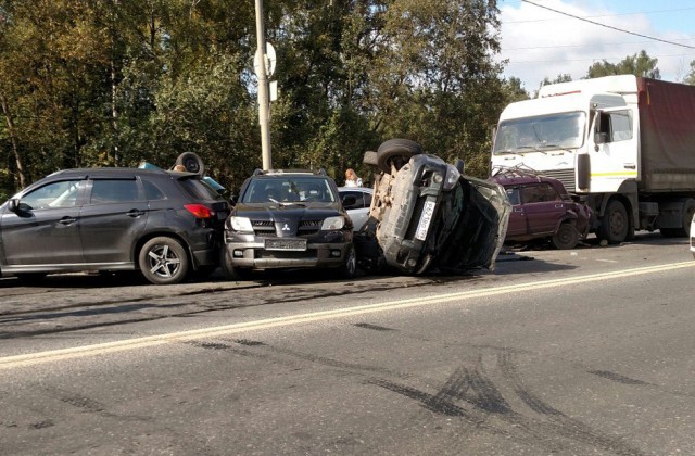 Шесть автомобилей столкнулись на Дмитровском шоссе. ВИДЕО