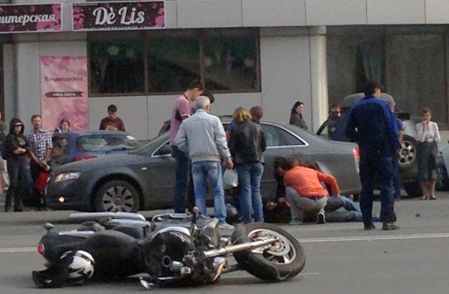 В Новосибирске мотоциклист врезался в Volkswagen Tiguan