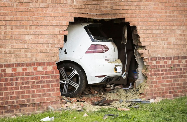 В Англии автомобиль пробил стену дома и сбил смотревшего телевизор мужчину