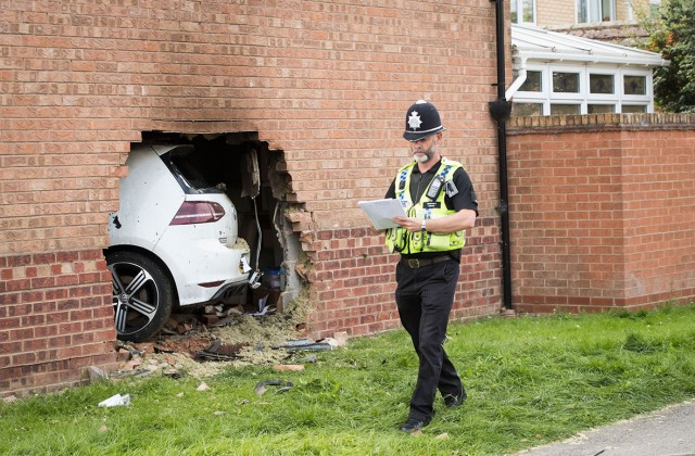 В Англии автомобиль пробил стену дома и сбил смотревшего телевизор мужчину