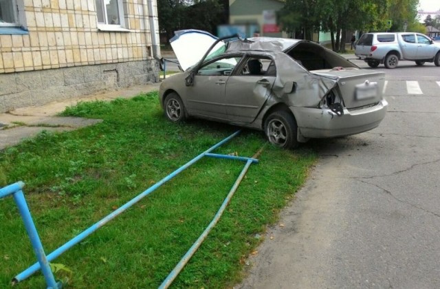 В поселке Самусь пьяный водитель без прав перевернул машину