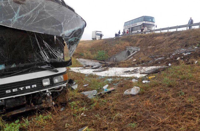 Уснувший водитель опрокинул автобус в кювет в Волгоградской области