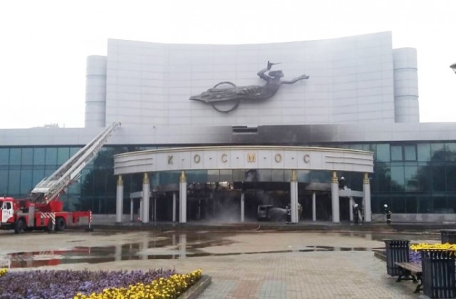 В Екатеринбурге психически больной на УАЗе врезался в здание кинотеатра «Космос»
