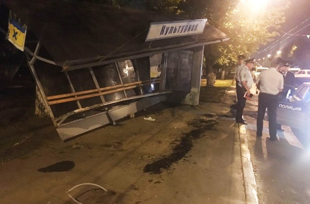 В Оренбурге пьяный водитель сбил семейную пару на остановке