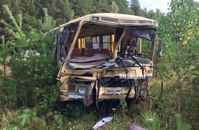 В ДТП с автобусом и грузовиком под Арамилем один человек погиб и 13 пострадали