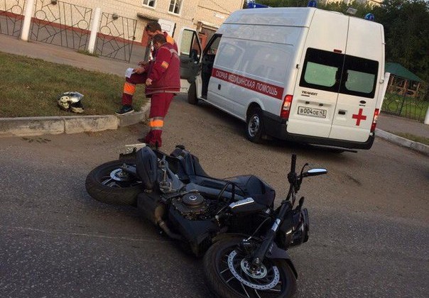 Мотоциклист сбил женщину возле здания ГИБДД в Кирове