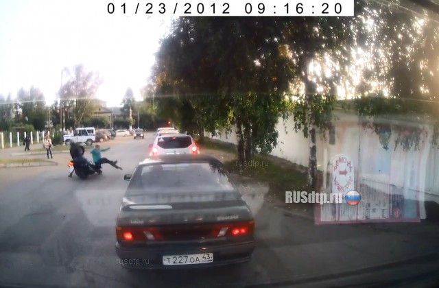 Мотоциклист сбил женщину возле здания ГИБДД в Кирове
