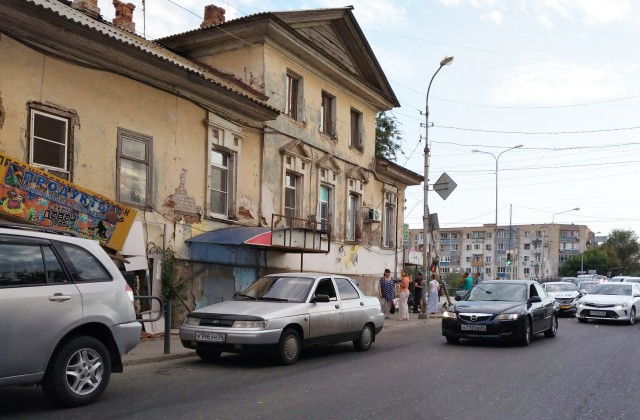Девушка устроила погром на перекрестке в Астрахани