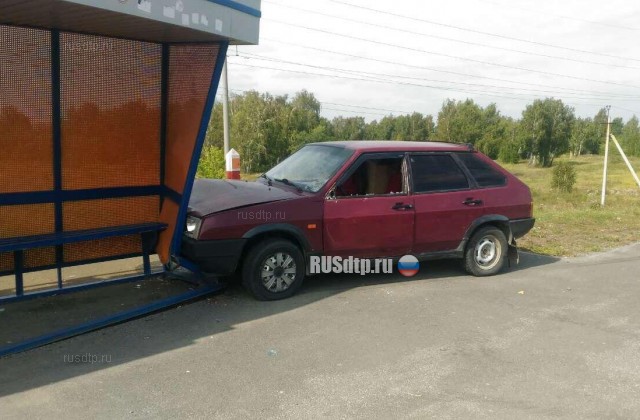В Челябинске автомобиль сбил двоих детей и врезался в остановку