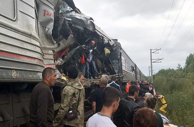 Поезд «Адлер — Нижневартовск» столкнулся с грузовиком в ХМАО