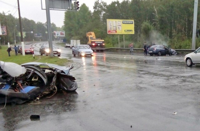 «Десятку» разорвало на части на Бродокалмакском тракте в Челябинске