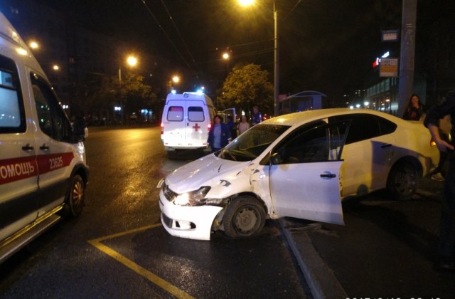 Автомобиль сбил троих, в том числе беременную женщину, на остановке в Петербурге