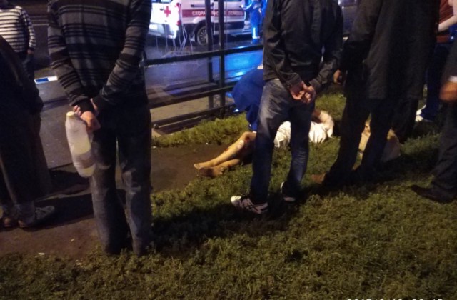 Автомобиль сбил троих, в том числе беременную женщину, на остановке в Петербурге