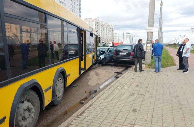 Уснувший за рулем водитель столкнулся с автобусом в Минске