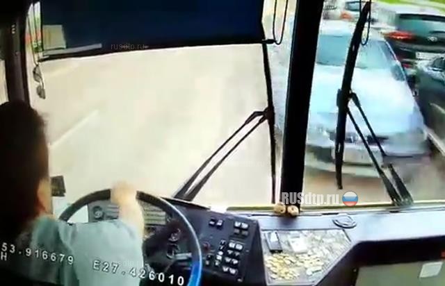 Уснувший за рулем водитель столкнулся с автобусом в Минске