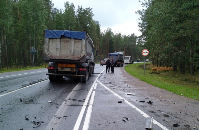 На трассе «Сортавала» ВАЗ-2115 разорвало на части от столкновения с грузовиком