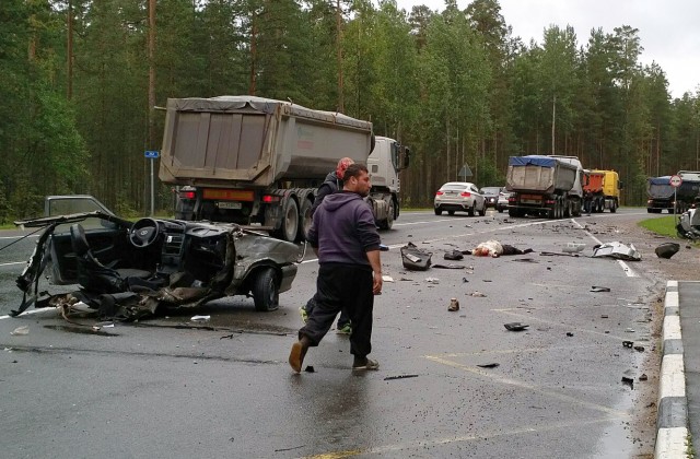 На трассе «Сортавала» ВАЗ-2115 разорвало на части от столкновения с грузовиком