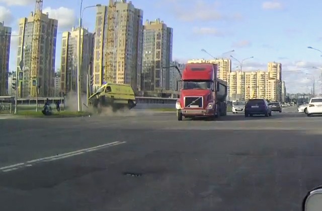 Видеорегистратор запечатлел момент ДТП с реанимобилем в Петербурге