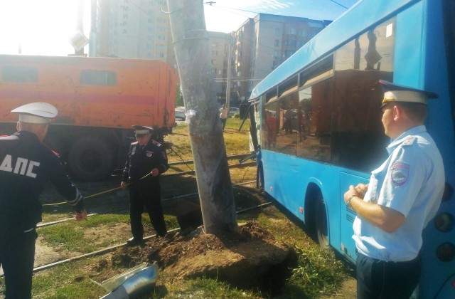 В Самаре автобус с уснувшим водителем врезался в столб. Пострадали 7 человек