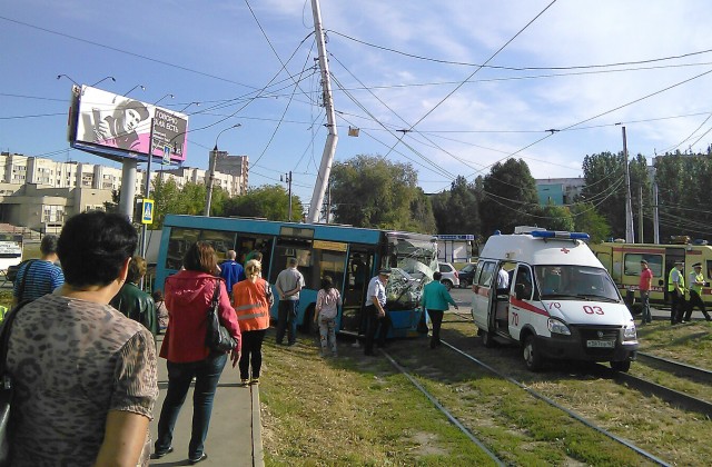 В Самаре автобус с уснувшим водителем врезался в столб. Пострадали 7 человек
