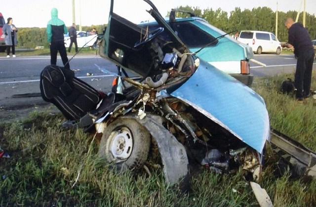 ВАЗ-2109 разорвало на части в результате ДТП на трассе М-5 «Урал» в Мокшанском районе