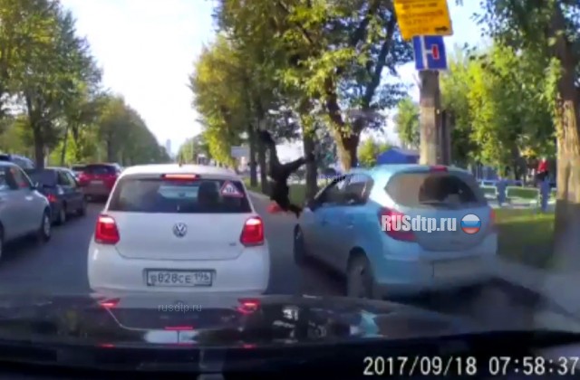 В Екатеринбурге перебегавшая дорогу девушка попала под колеса двух авто