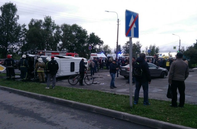 Один человек погиб и трое пострадали в ДТП с маршруткой на Таллинском шоссе