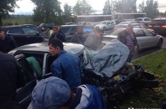 Один человек погиб и трое пострадали в ДТП с маршруткой на Таллинском шоссе