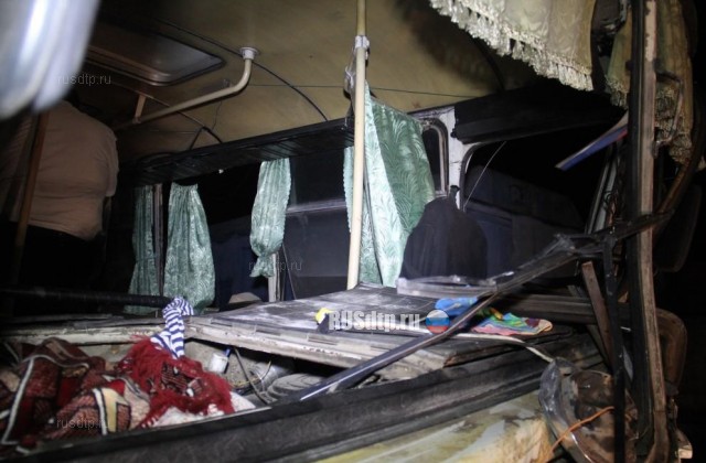 В Карачаево-Черкесии из-за отказа тормозов автобус врезался в бетонное ограждение