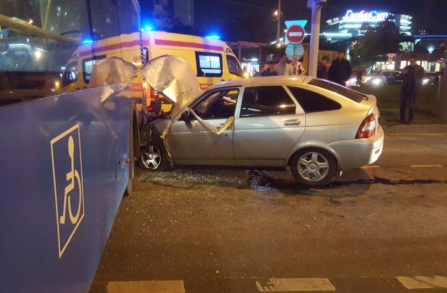 В Москве в ДТП с участием автобуса и легкового автомобиля погиб человек